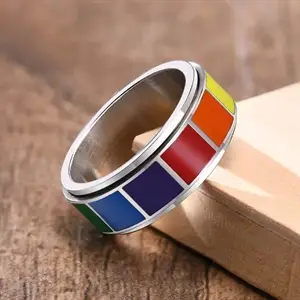 Spinning Pride ringen i regnbuefarver