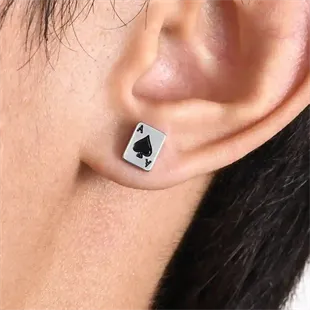 Ørestik til mænd i rustfri stål formet som spillekortet Ace of Spades (sælges pr. stk).