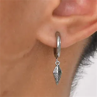 Maskulin ørering til mænd i stål med nordisk mønster – sælges pr. stk