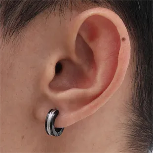 Herreørering i sort stål i øret med riflet detaljer – Marjoe.dk