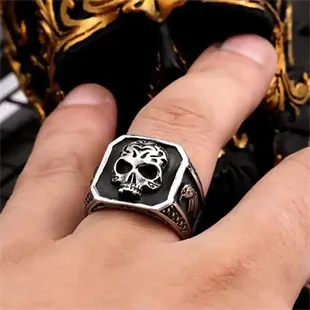 Dødninghoved ring i rustfri stål.