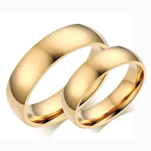 Glossy forgyldt ring i ædelstål.