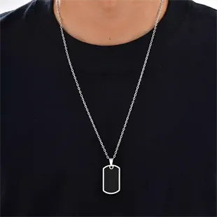 Maskulin herrehalskæde med sort dog tag vedhæng og sølvkæde