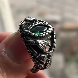 Herrering i rustfri stål med grøn sten og slange design – Emerald Serpent