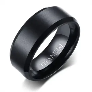 Sort herrering i titanium med mat finish og IP black plating, 8 mm bred, minimalistisk design