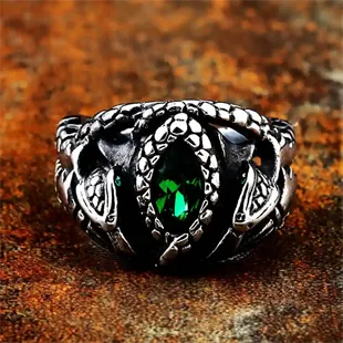 Herrering i rustfri stål med grøn sten og slangedesign – Emerald Serpent