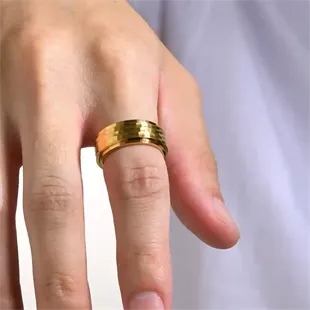 Maskulin herrering i guldfarve med roterende midterdel – HammerGold Spinning Ring