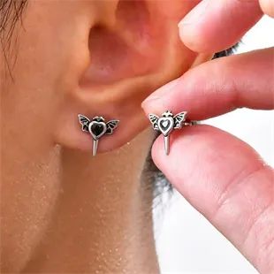 Maskulin gotisk ørestik med spids detalje i stål – sælges pr. stk