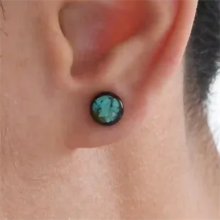 Blackcoated stål ørestik med turkis-inspireret sten til mænd – produktfoto