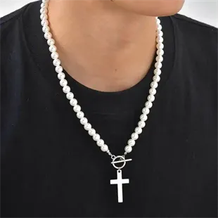 Perlekæde til mænd med hvide perler og korsvedhæng