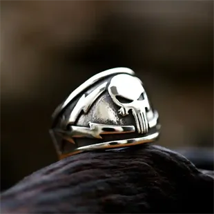 Skull Steel Warrior herrering i rustfrit stål med dødningehovedmotiv.