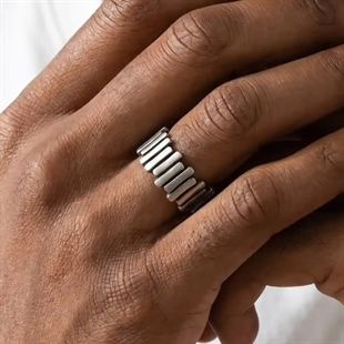 Bred ring til mænd i matteret rustfri stål