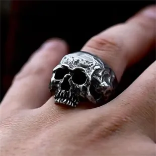 Nightfall Skull Bikerring i mørkt stål.