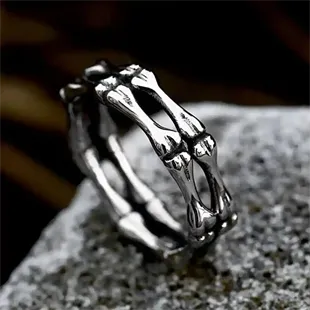 Skull ring til mænd i rustfri stål med bone-design båret på finger