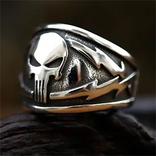 Skull Steel Warrior herrering i rustfrit stål med dødningehovedmotiv.