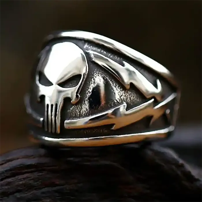 Skull Steel Warrior herrering i rustfrit stål med dødningehovedmotiv.