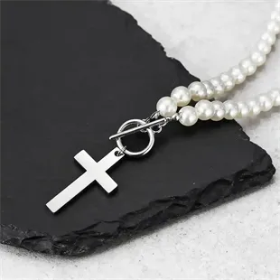 Perlekæde til mænd med hvide perler og korsvedhæng