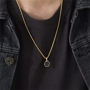 Herrehalskæde Hexa Gold Black i rustfrit stål med sort sekskantet forgyldt vedhæng