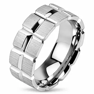 Herrering i mat stål, i råt look.